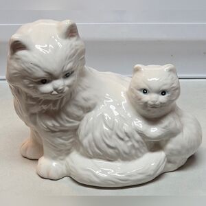 Vintage 1980 White Cat Kitten 6x5x4"